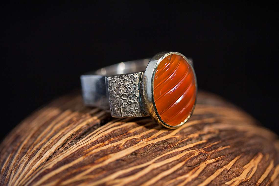 Ring mit Edelstein Orange